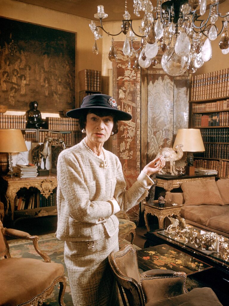Coco Chanel: La Iconica Diseñadora de Moda de Francia